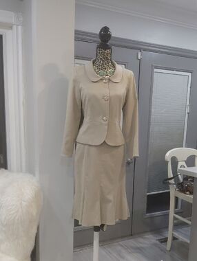 Classic Beige Women's Skirt Suit - Elegant Two-Piece Set